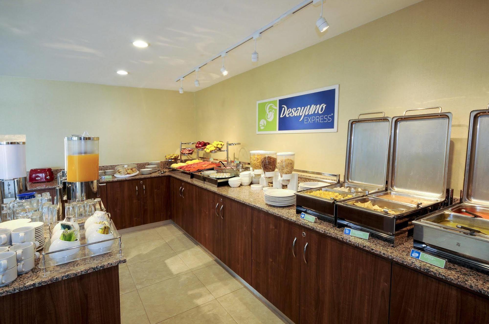 Holiday Inn Express Toluca By Ihg Exterior photo